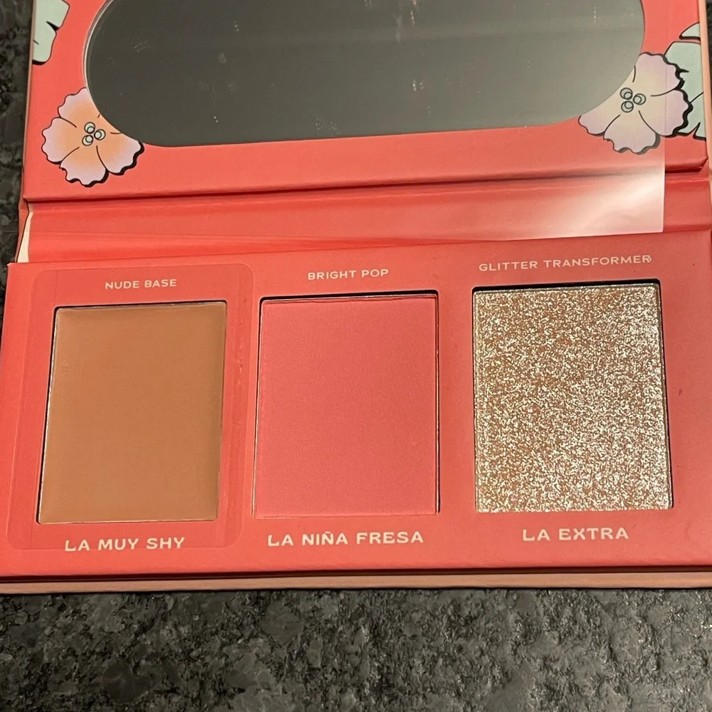 Alamar Viva Las Cheekas Cheek Palette Fair/Light base/blush+glitter transformer